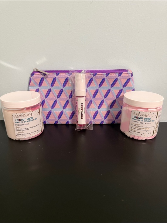 Aminnah Other - Aminnah 4 piece Set with Clinique Geometric Cosmetic Bag!